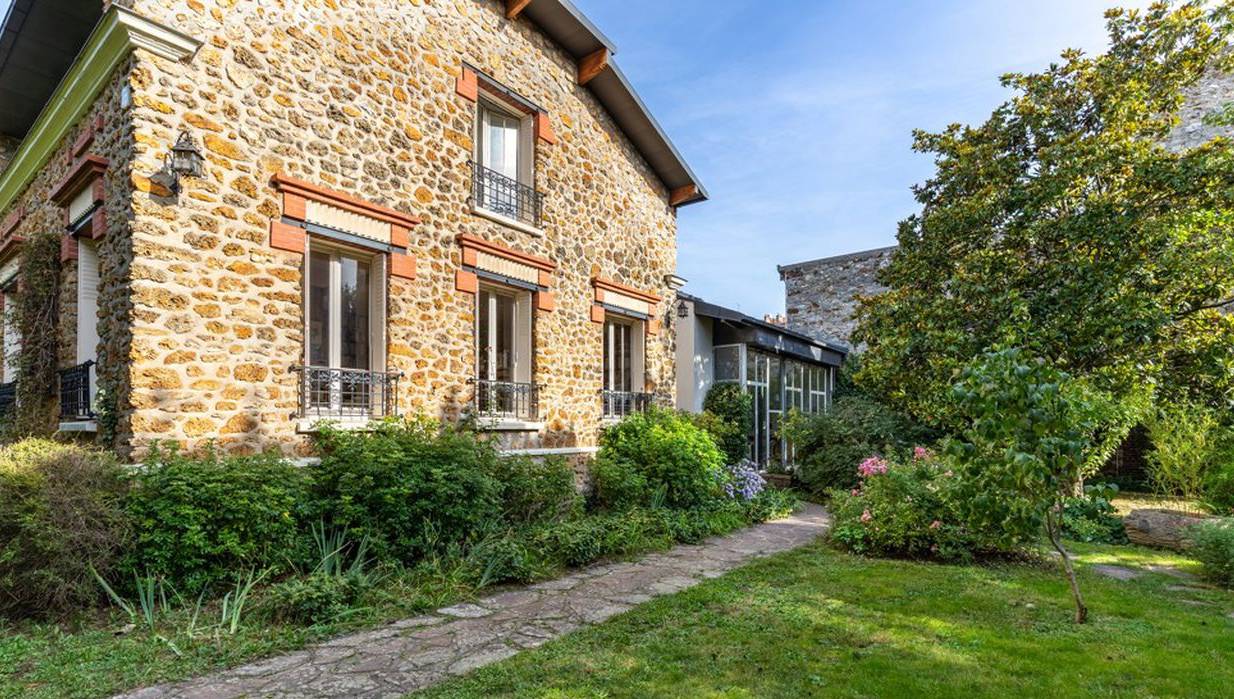 Maison meulière : les avantages et inconvénients à connaître avant de s’engager